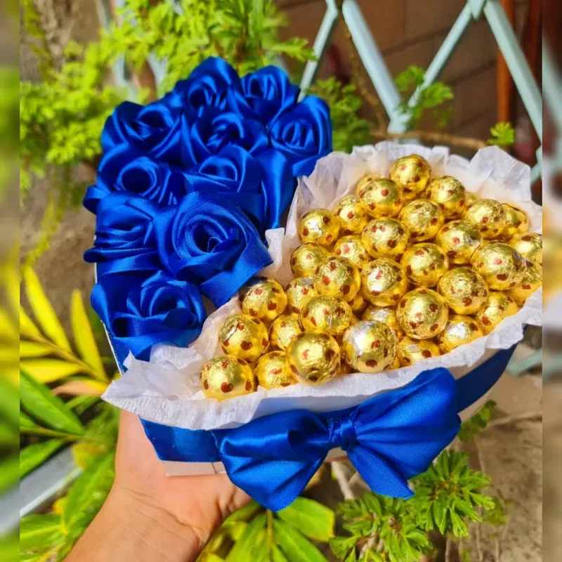 Caja de corazón con rosas y bombones