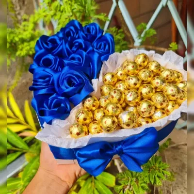 Caja de corazón con rosas y bombones