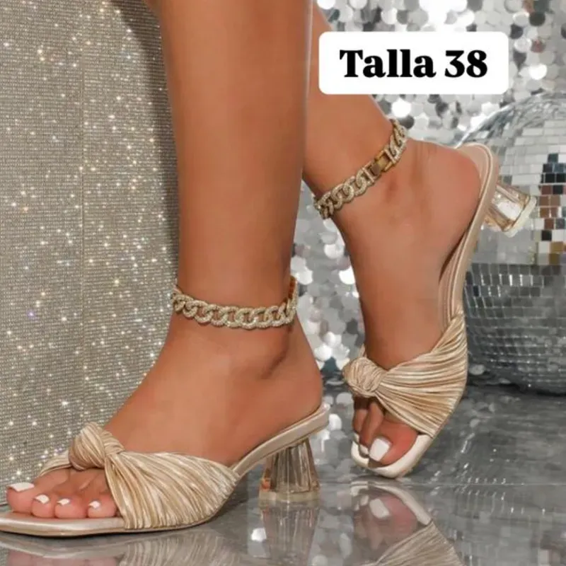 Zapatos de tacón bajo con forma de nudo