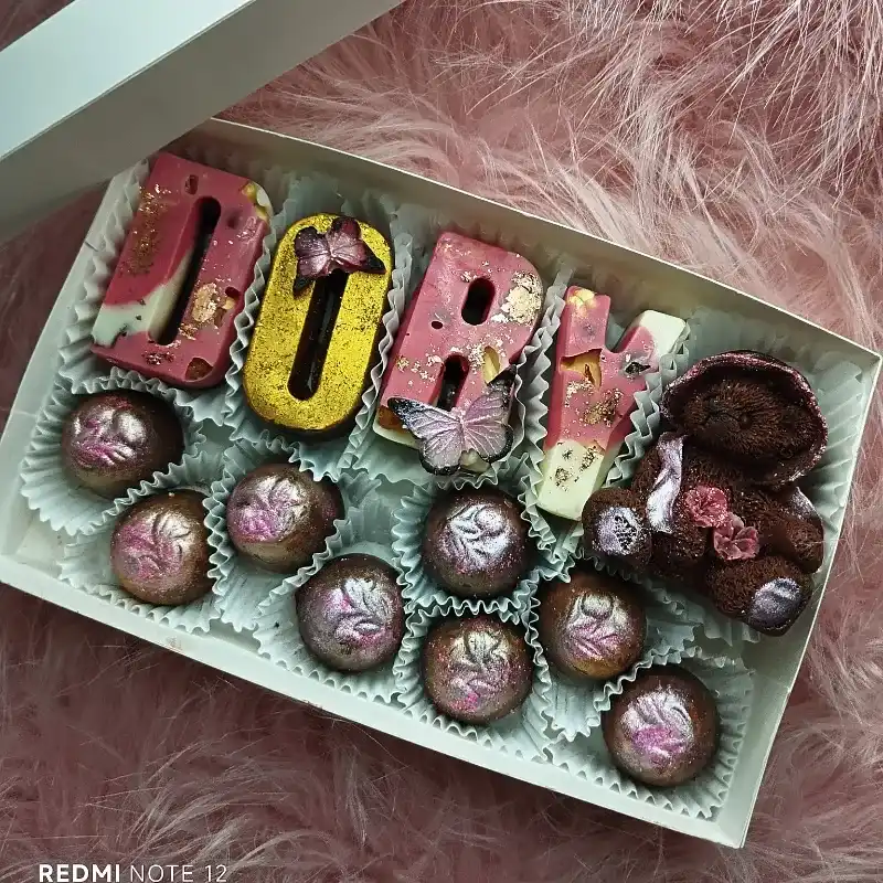 Caja de bombones personalizada con letras.