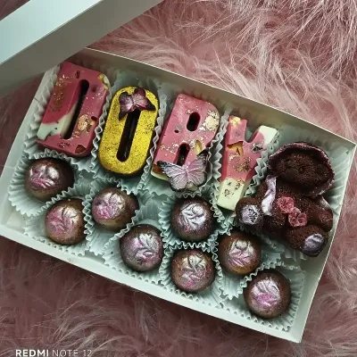 Caja de bombones personalizada con letras.