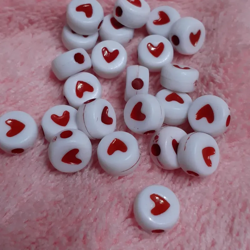 Cuenta blanca corazón rojo relleno