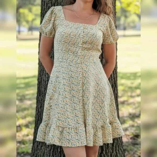 Vestido de escote cuadrado con mangas globo y botones