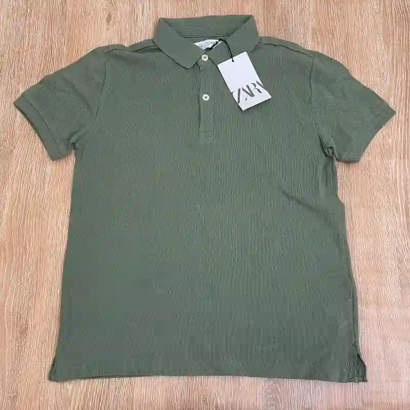 Polo de color verde olivo