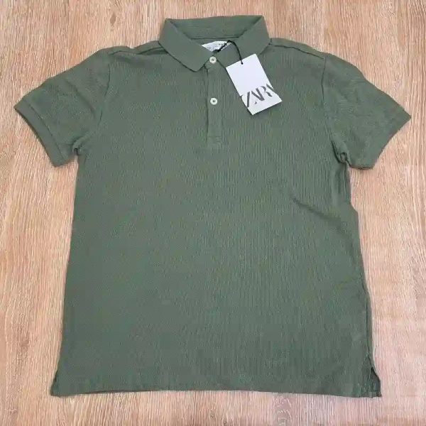 Polo de color verde olivo