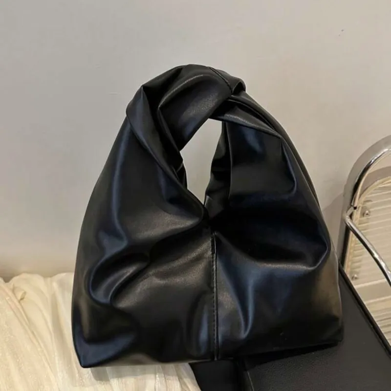 Bolso negro torcido de hombro