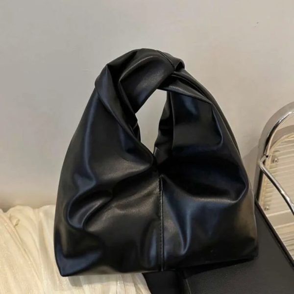 Bolso negro torcido de hombro