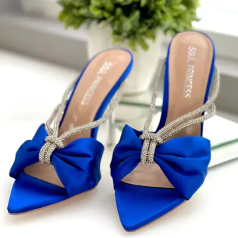 Tacones azules con lazo y detalles plateados