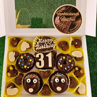 Bombones surtidos y donas decoradas