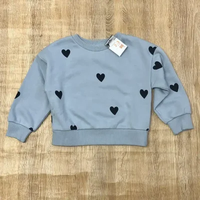 Abrigo azul con corazones