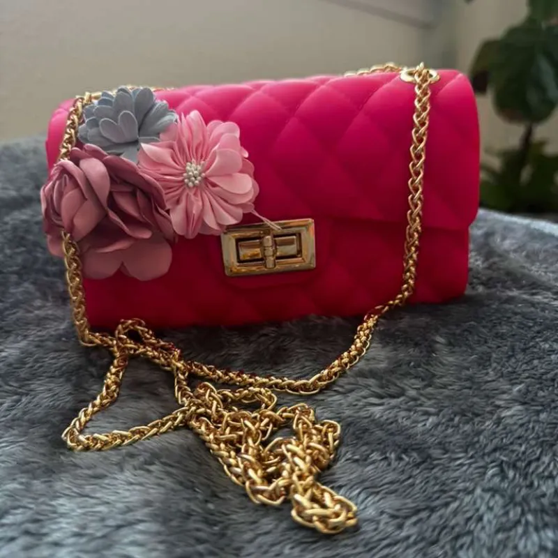 Cartera modelo sobre roja