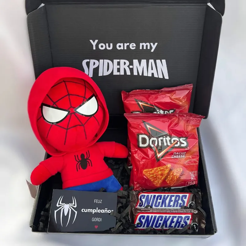 Caja negra con peluche de animado