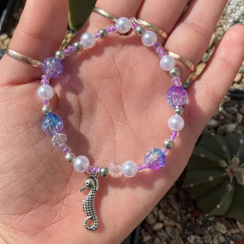 Pulsera de perlas y cuentas.