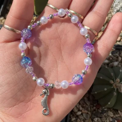 Pulsera de perlas y cuentas.