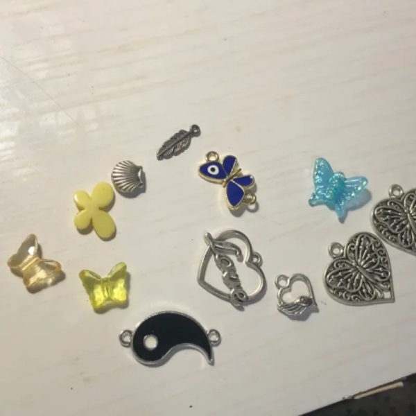 Dijes y conectores variados