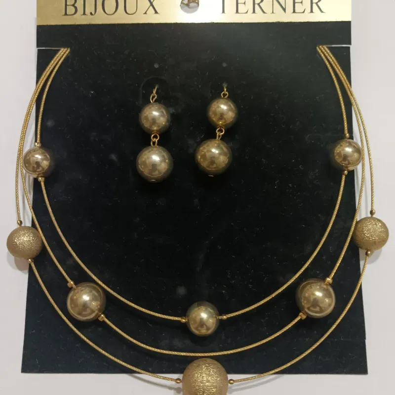 Collar y aretes de cuentas doradas