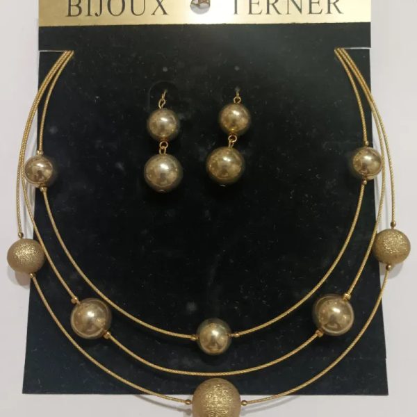 Collar y aretes de cuentas doradas
