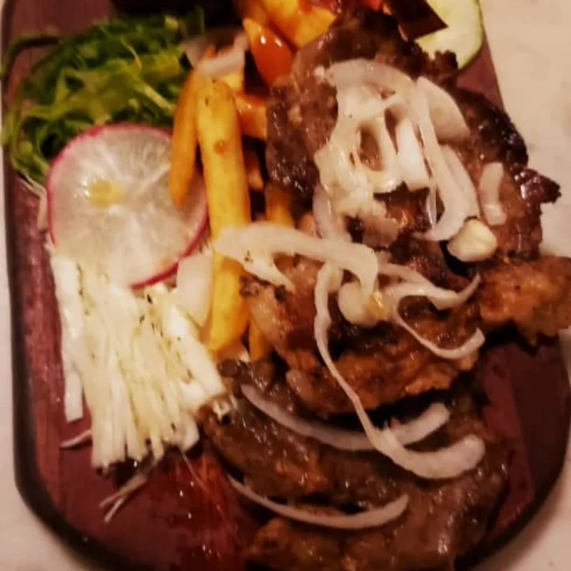 Bistec con papas y vegetales