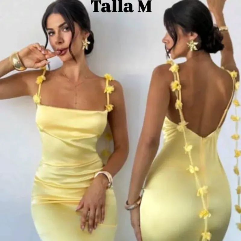 Vestido de satén ajustado con detalles de flores