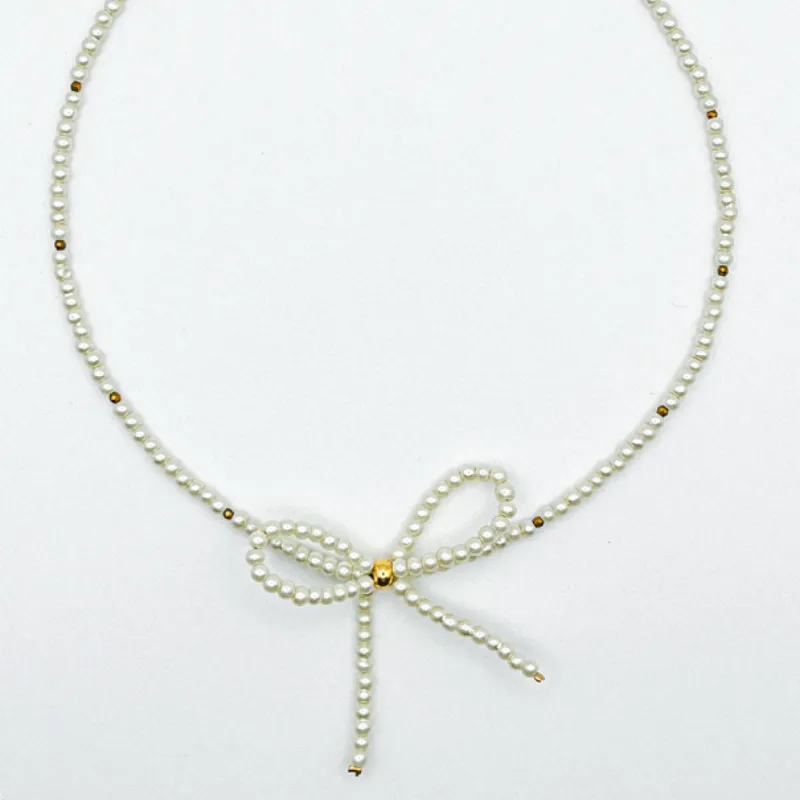 Collar de perlas con lazo