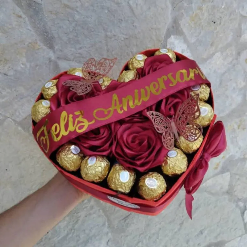 Corazón con cinta flores y bombones