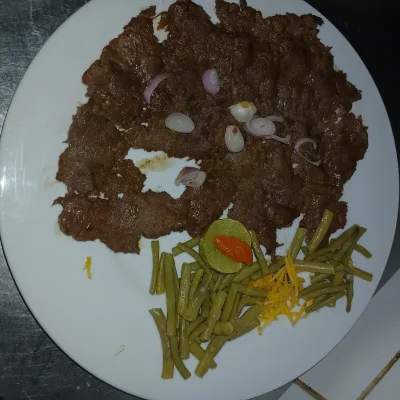 BISTEC DE RES CON CEBOLLA/BEEF STEAK WITH ONION