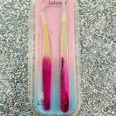 Dos pinzas para pestañas