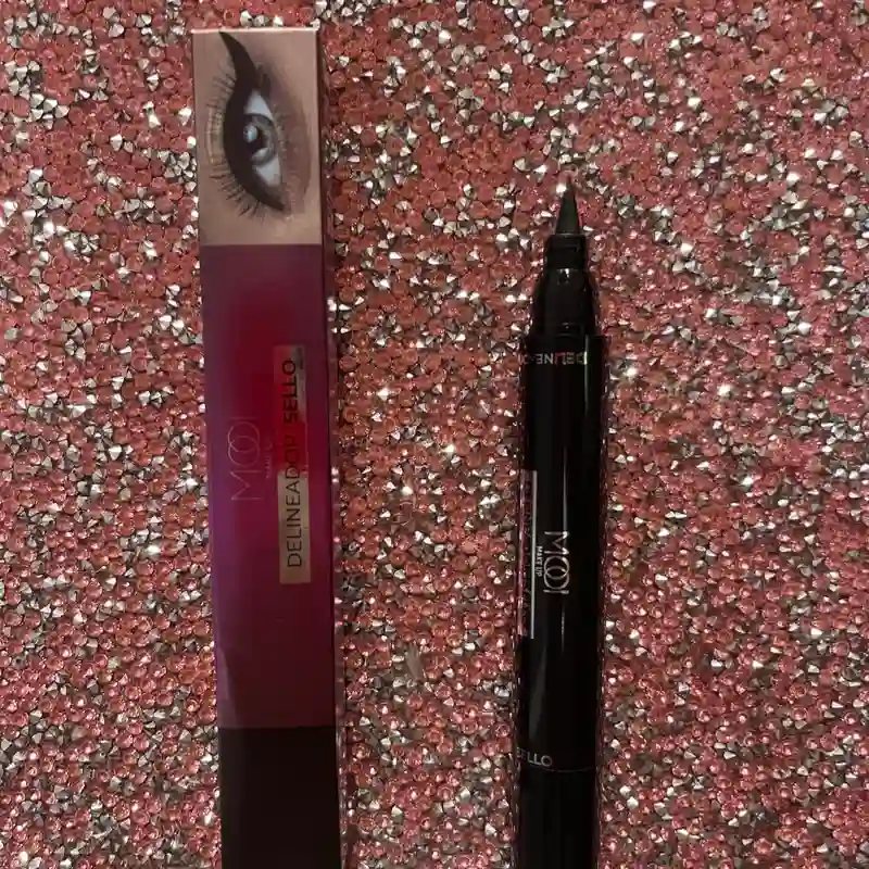 Delineador negro en forma de plumón con sello de triángulo por el otro extremo