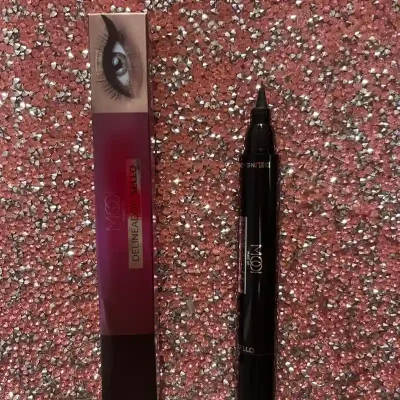 Delineador negro en forma de plumón con sello de triángulo por el otro extremo