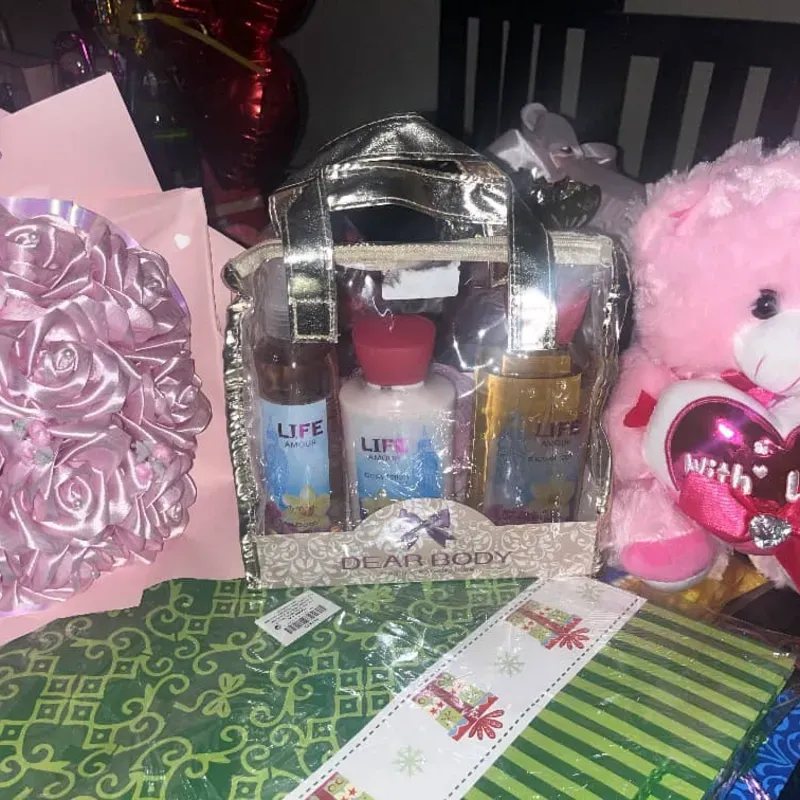 Set de perfumes para mujeres con peluches y Ramos de Rosas