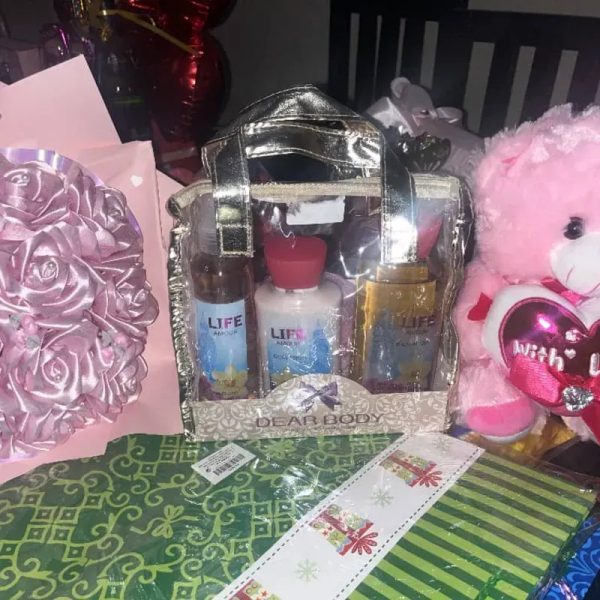 Set de perfumes para mujeres con peluches y Ramos de Rosas