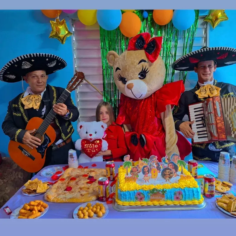 2️⃣ Mariachis y 1️⃣ osa roja ❤️