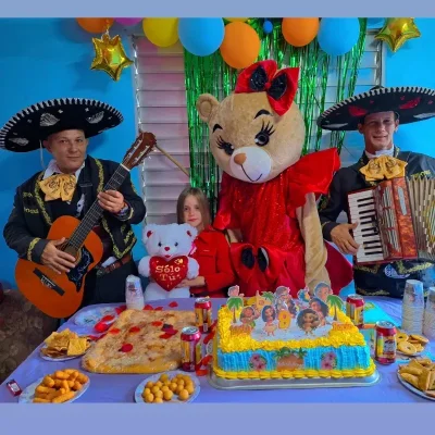 2️⃣ Mariachis y 1️⃣ osa roja ❤️