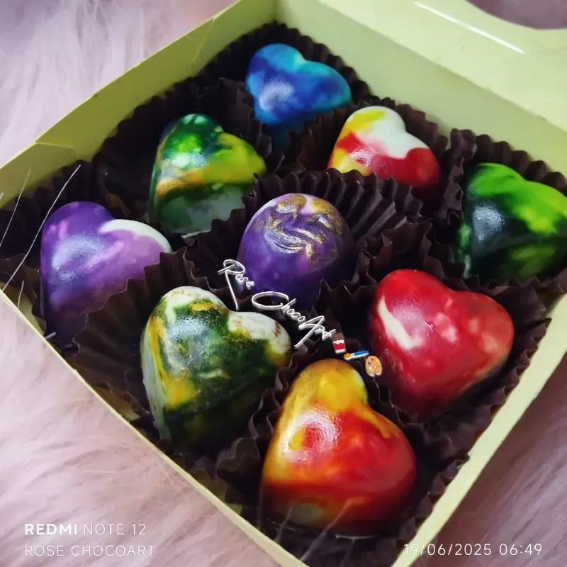 Caja de bombones de colores vibrantes.