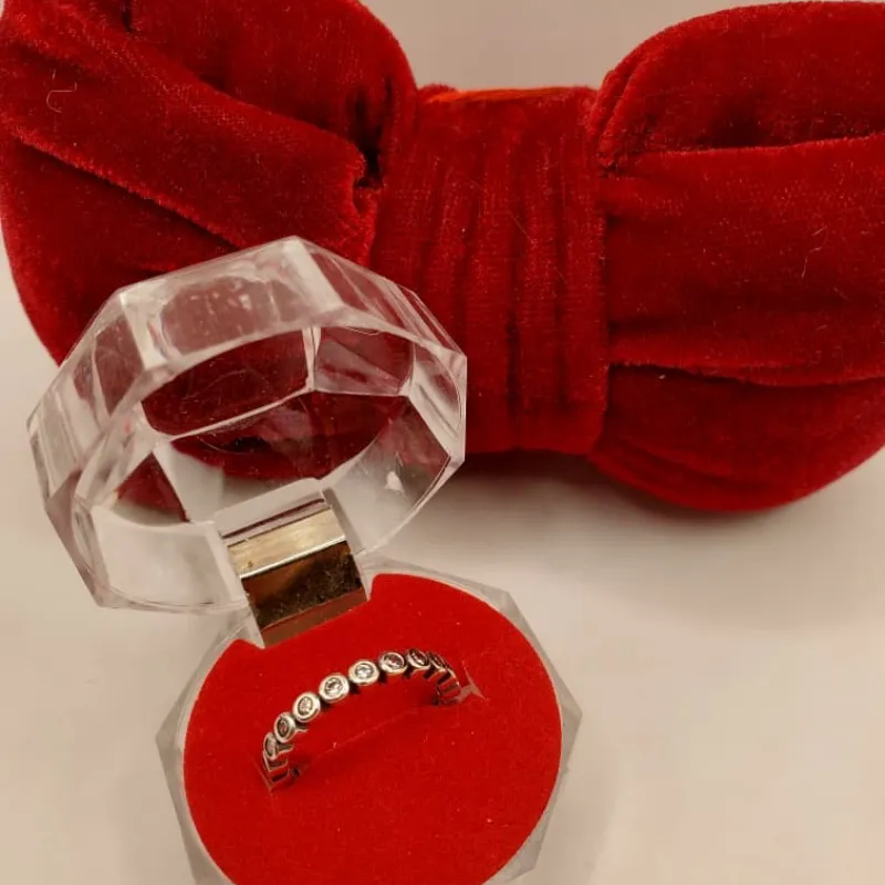 Anillo de Piedras Pequeñas