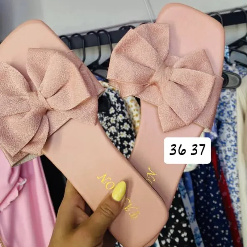 Sandalias planas con lazos