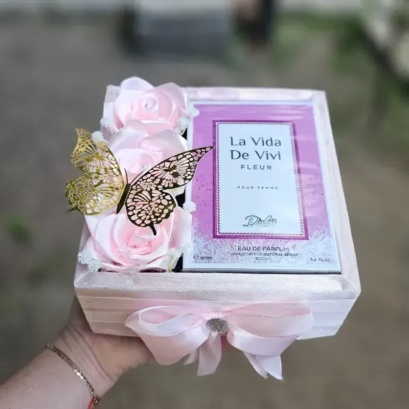 Caja con rosas y Perfume