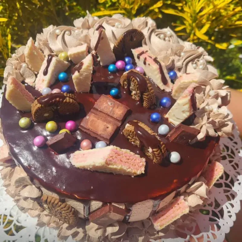 Pastel de chocolate cubierto con confituras