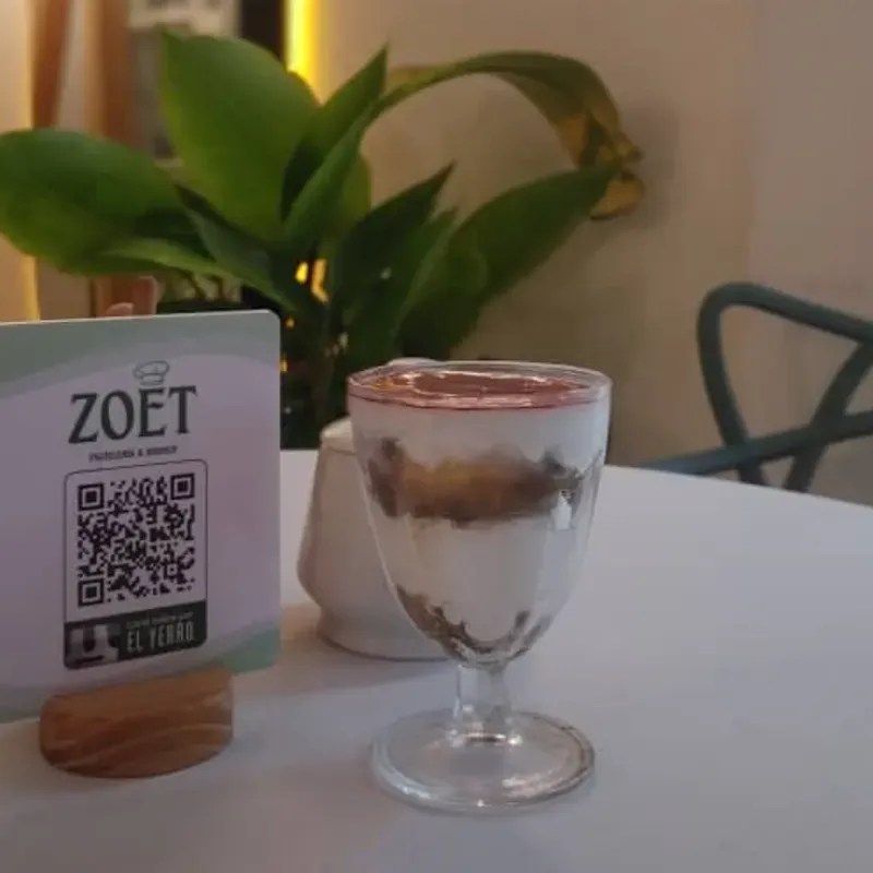 Tiramisú de fresa y manzana 