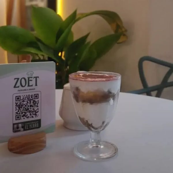 Tiramisú de fresa y manzana 