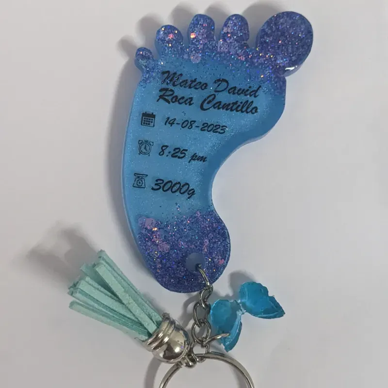 Llavero en forma de pie con datos de bebé