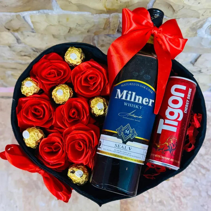 Corazón latente   ( Caja de corazón con botella de whisky, flores eternas , bombones y lata de tigon )