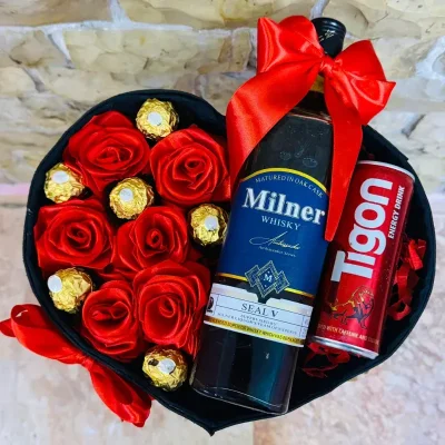 Corazón latente   ( Caja de corazón con botella de whisky, flores eternas , bombones y lata de tigon )