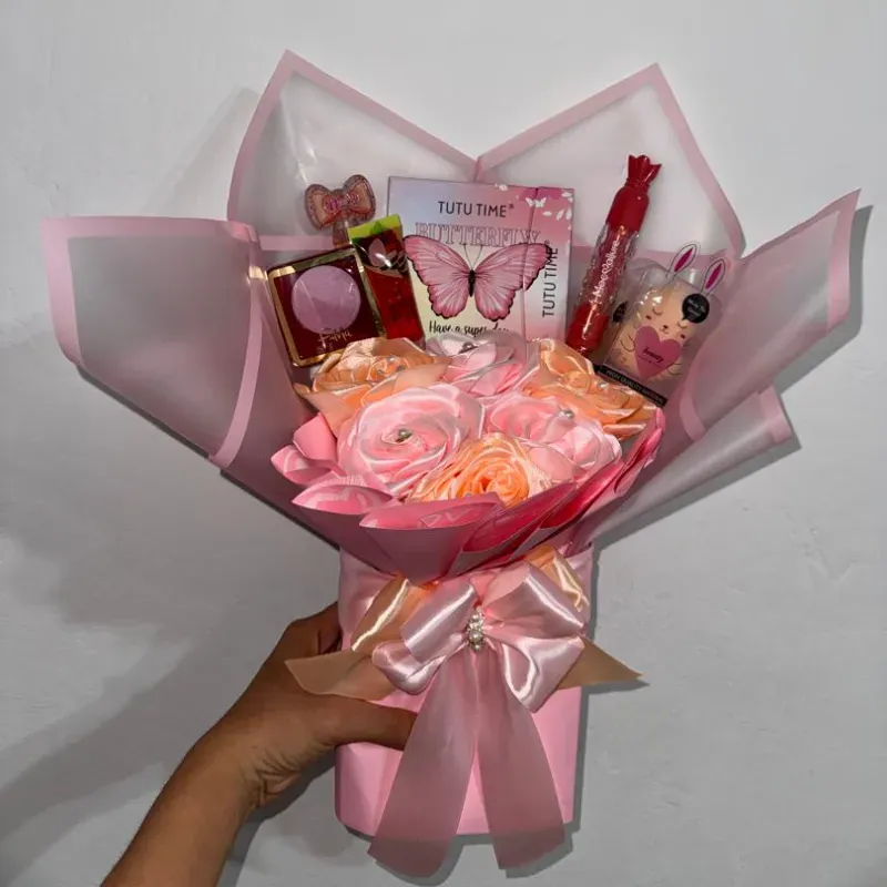 Ramo de flores artificial rosado con maquillaje