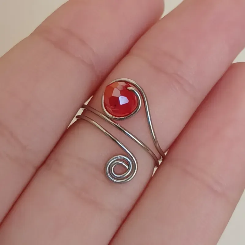 Anillo con piedras y espiral