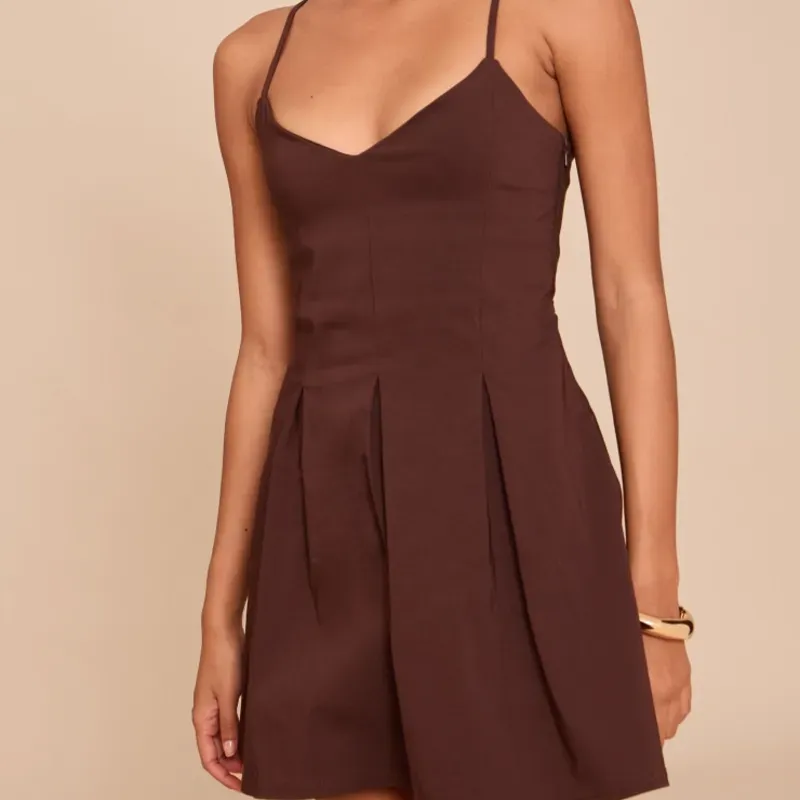 Vestido carmelita de tirantes plisado