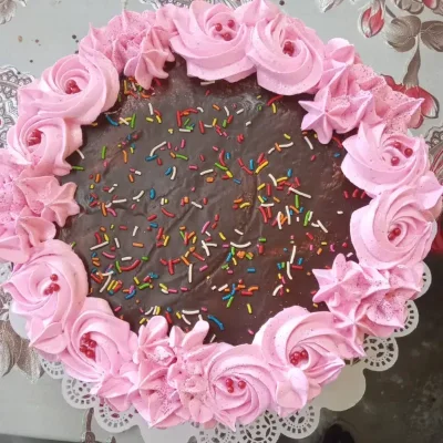 Kake redondo con cubierta de chocolate