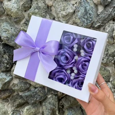 Caja de regalo mediana + 6 rosas eternas