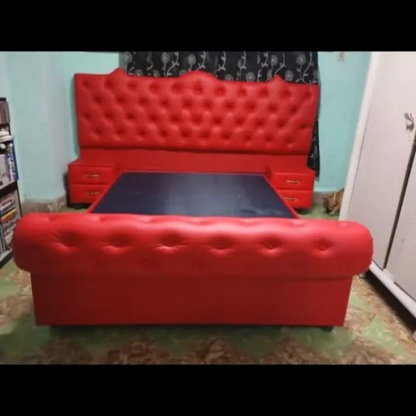 CAMA CON PIELERA Y MESITAS