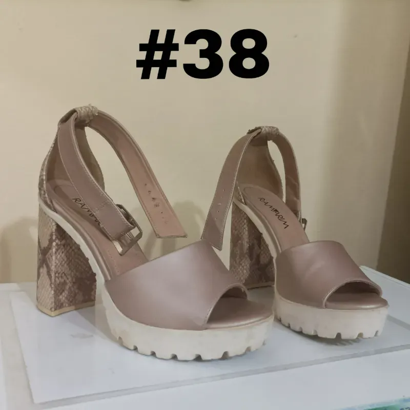 Tacones Color rosa metálico.